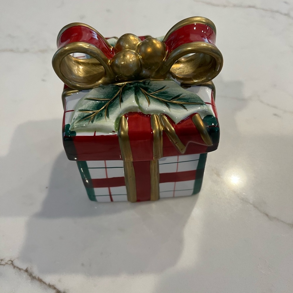 Fitz and Floyd Ceramic box